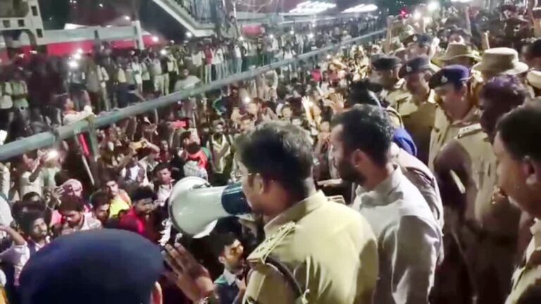 बिहार सिपाही भर्ती परीक्षा में बड़ा बवाल! पाटलिपुत्र स्टेशन पर ट्रैक जाम, पथराव और ट्रेनें रोकी गईं