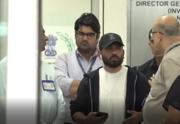 अमेरिका से दिल्ली पहुंचे CJP फाउंडर अभिजीत, एयरपोर्ट से बाहर आने में 1 घंटे की देरी ने बढ़ाई चर्चा