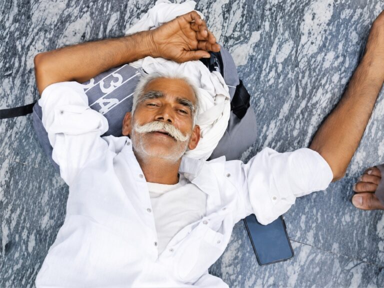 बेटा गिड़गिड़ाता रहा- ‘साहब, पिता को अस्पताल जाने दीजिए’, लेकिन चालान में उलझी पुलिस; इलाज में देरी के बाद बुजुर्ग की मौत”