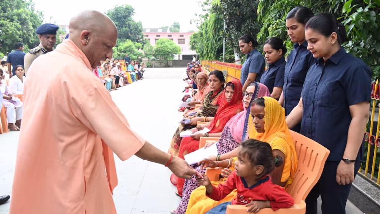 यूपी में महिलाओं को मिल सकते हैं ₹50 हजार, चुनाव से पहले पहली किस्त की तैयारी; योगी सरकार कर रही मंथन