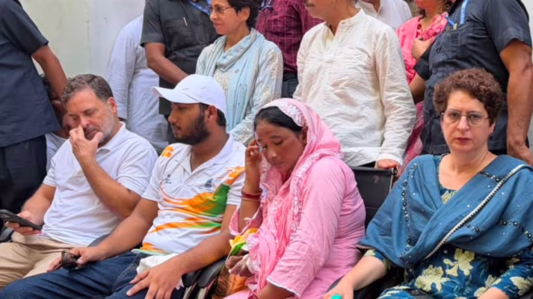 FIR की मांग पर राहुल गांधी का धरना: संसद मार्ग थाने में बैठे, साहिल के शरीर से निकले छर्रे दिखाकर उठाए सवाल
