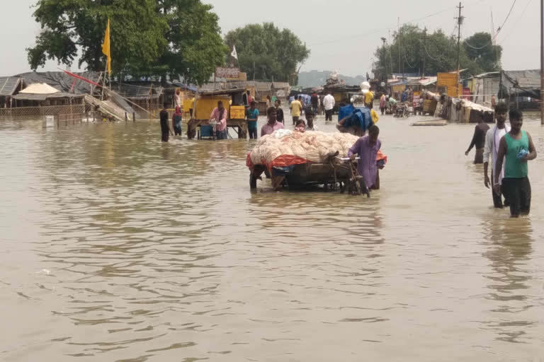 प्रयागराज में लगातार तीसरे दिन बारिश, घरों में घुसा पानी; बिहार में स्कूल नदी में बहा, हिमाचल-उत्तराखंड में 6 मौतें