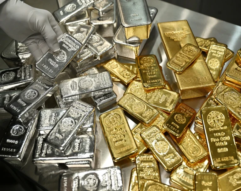 सोना ₹1,983 महंगा होकर ₹1.63 लाख पर पहुंचा, चांदी ₹297 सस्ती; अगस्त में गोल्ड ₹20 हजार चढ़ा