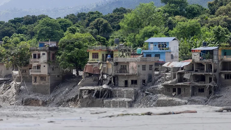 नेपाल में फिर बढ़ा बाढ़ का खतरा, भूस्खलन से बनी 2 झीलें; 2500 लोग लापता, 320 भारतीय शामिल