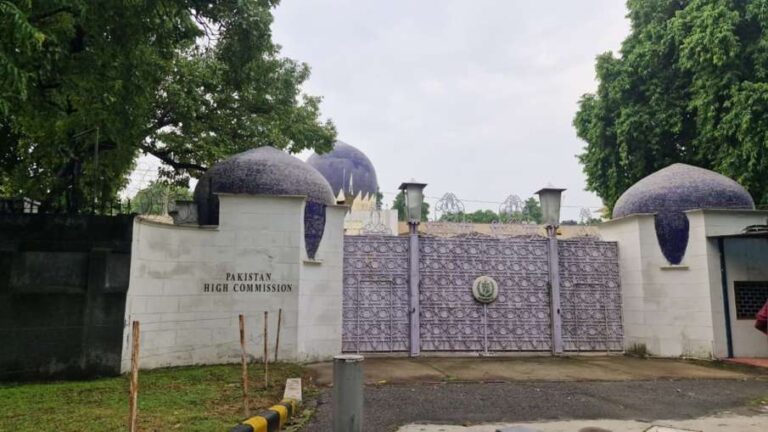 दिल्ली में पाकिस्तान हाई कमीशन के बाहर चला बुलडोजर, अवैध ढांचे हटाए गए; इस्लामाबाद की कार्रवाई के 2 दिन बाद एक्शन