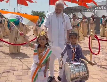 PM मोदी ने बच्चियों के साथ शेयर किया वीडियो, एक के हाथ में तिरंगा तो दूसरी बजा रही थी ड्रम