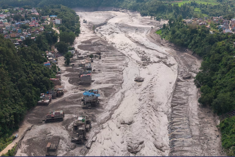 नेपाल-तिब्बत सीमा पर बाढ़ प्रभावित इलाके में पहली बार इंटरनेशनल मीडिया की एंट्री, रॉयटर्स समेत कई पत्रकार पहुंचे