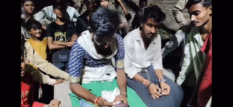 महोबा में किसानों का अनोखा विरोध, सर्वेयरों को चूड़ी-बिंदी और जूतों की माला पहनाकर गांव में घुमाया