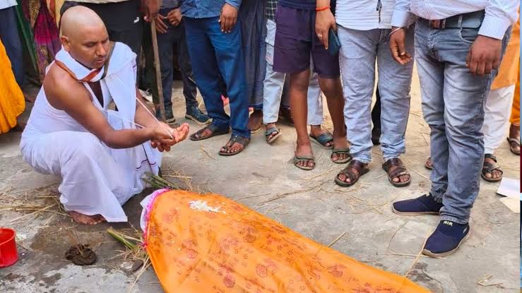 अंतरजातीय शादी से नाराज पिता ने जिंदा बेटी का पुतला बनाकर किया अंतिम संस्कार