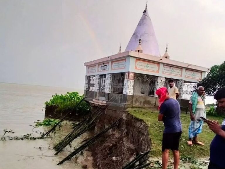 मालदा में गंगा का भीषण कटाव, सदियों पुराना बताया जा रहा शिव मंदिर नदी में समाया